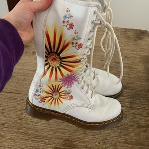 RARE Dr Martens size 7 : tall, white with flowers on it